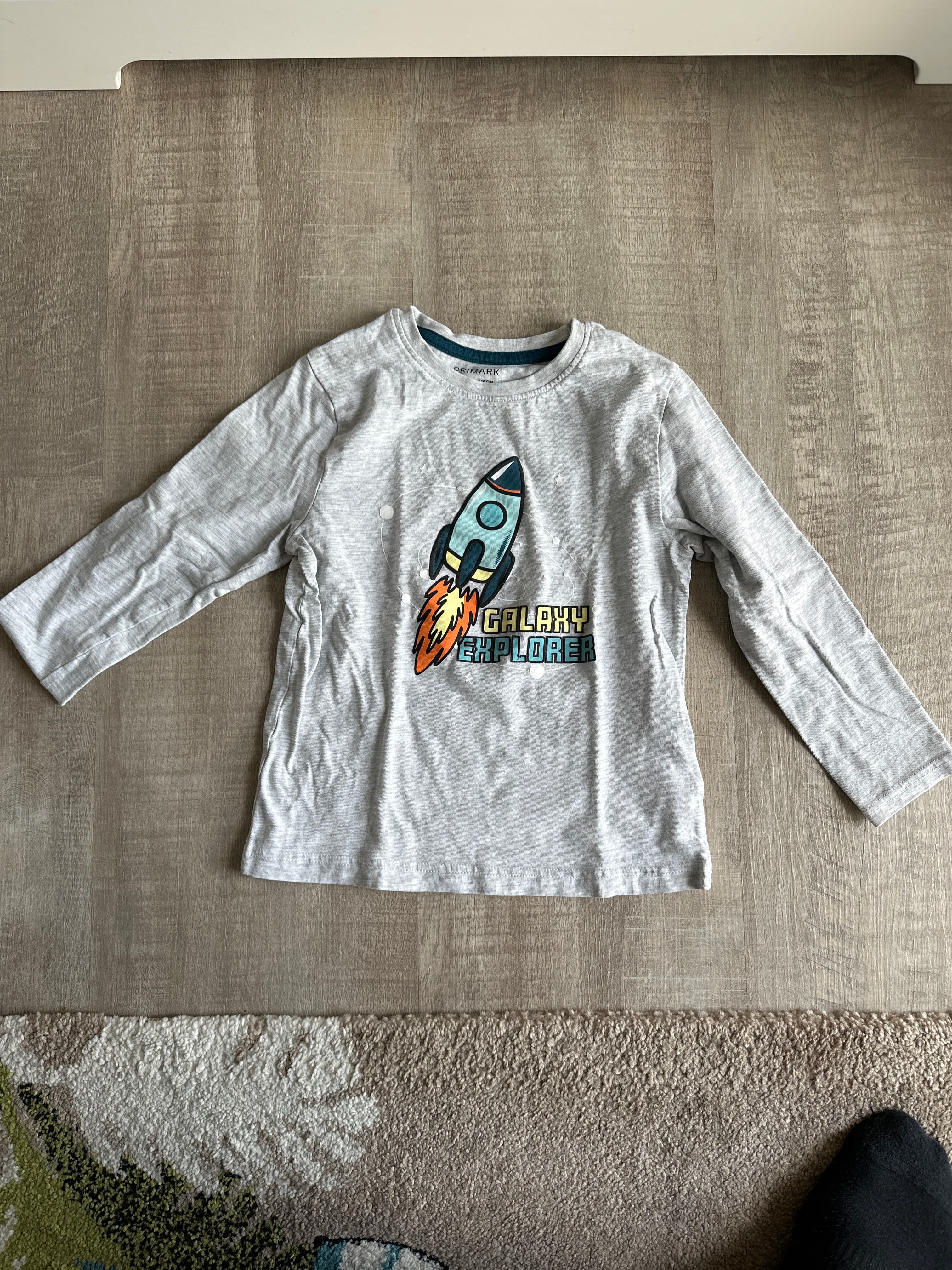 Primark Langarmshirt Gr. 116 grau Galaxy Explorer